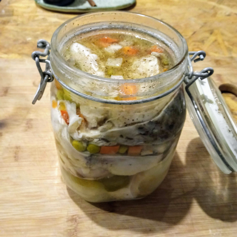 Už tradičně jsme na první jarní den otevřeli naloženého kapra z vánoc. Je výborný. V podstatě další dobrý způsob konzervace masa...